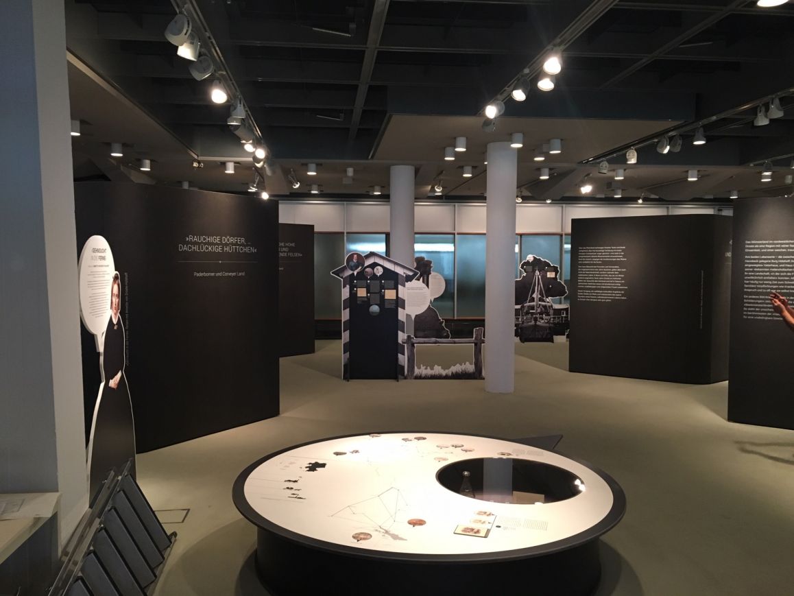 Blick in die Ausstellung „ „Sehnsucht in die Ferne“ – Reisen mit Annette von Droste-Hülshoff“ in der Staatsbibliothek zu Berlin